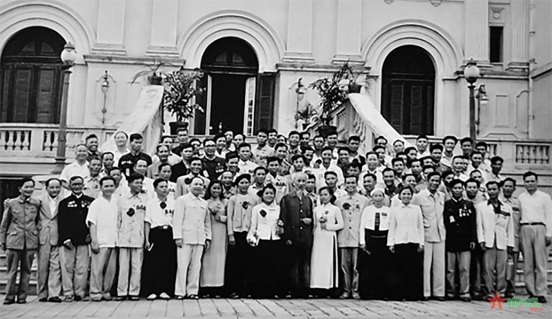 Chủ tịch Hồ Chí Minh chụp ảnh chung với các đại biểu dự Đại hội Anh hùng, Chiến sỹ thi đua chống Mỹ cứu nước lần thứ III ngày 6-5-1962. Ảnh: hochiminh.vn Chủ tịch Hồ Chí Minh chụp ảnh chung với các đại biểu dự Đại hội Anh hùng, Chiến sỹ thi đua chống Mỹ cứu nước lần thứ III ngày 6-5-1962. Ảnh: hochiminh.vn