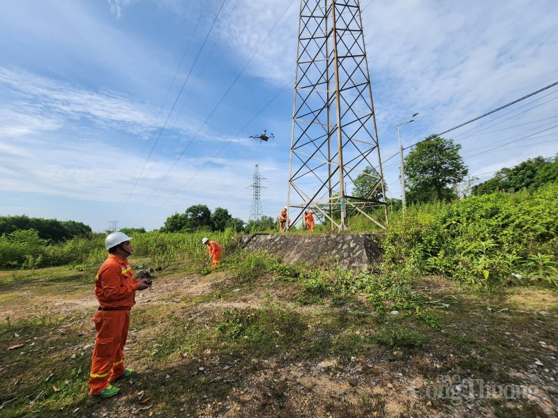Đường dây 500kV Bắc - Nam tới hạn, “lính truyền tải” căng mình dưới nắng nóng Đường dây 500kV Bắc - Nam tới hạn, “lính truyền tải” căng mình dưới nắng nóng
