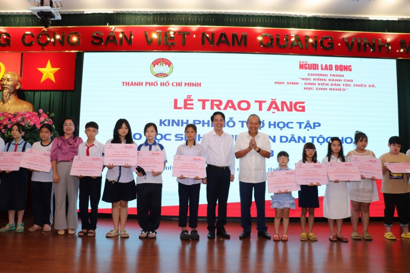 TP. Hồ Chí Minh: Hỗ trợ học sinh, sinh viên dân tộc Hoa có hoàn cảnh khó khăn TP. Hồ Chí Minh: Hỗ trợ học sinh, sinh viên dân tộc Hoa có hoàn cảnh khó khăn