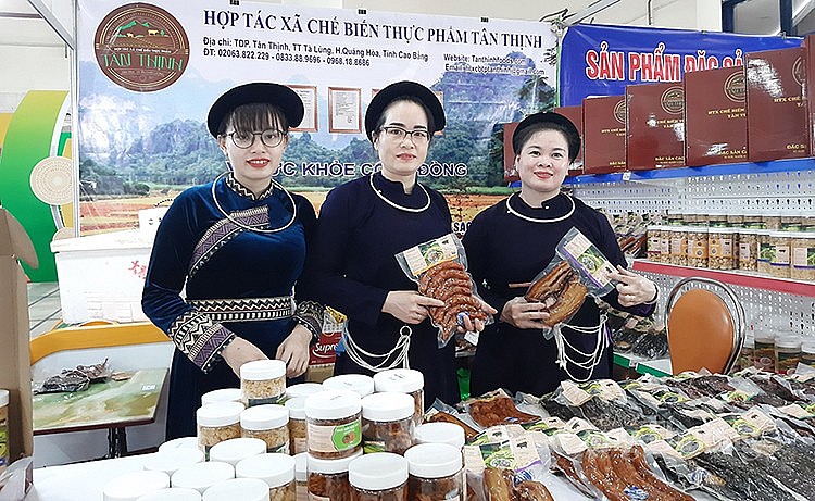 Trên 60 gian hàng tham gia “Phiên chợ nông sản, đặc sản vùng miền” Trên 60 gian hàng tham gia “Phiên chợ nông sản, đặc sản vùng miền”