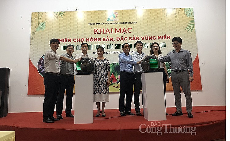 Trên 60 gian hàng tham gia “Phiên chợ nông sản, đặc sản vùng miền” Trên 60 gian hàng tham gia “Phiên chợ nông sản, đặc sản vùng miền”