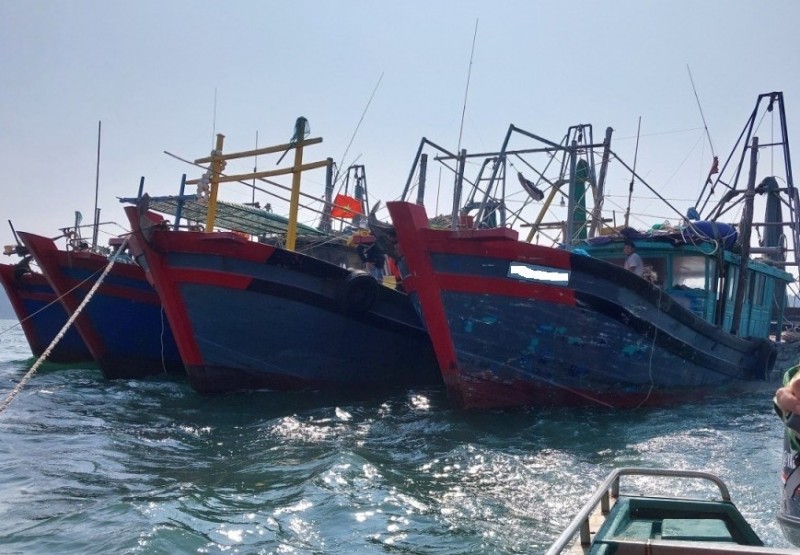 Cơ quan chức năng liên tục bắt quả tang các phương tiện khai thác trái phép Cơ quan chức năng liên tục bắt quả tang các phương tiện khai thác trái phép