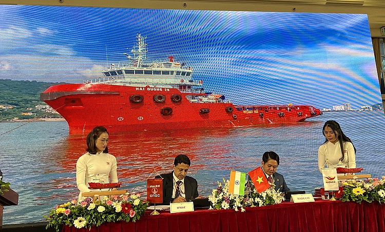 Ông Trần Quang Hùng, Tổng giám đốc HADUCO ký kết hợp đồng với ông Ajay Kumar Sharma, giám đốc điều hành của ONGC Ông Trần Quang Hùng, Tổng giám đốc HADUCO ký kết hợp đồng với ông Ajay Kumar Sharma, giám đốc điều hành của ONGC