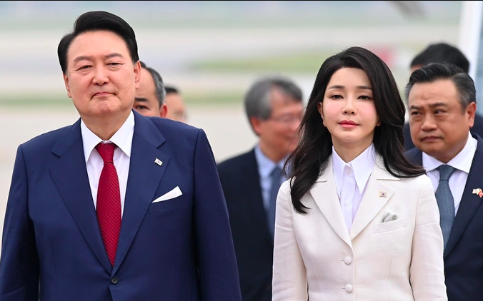 Tổng thống Hàn Quốc Yoon Suk Yeol và Phu nhân tại sân bay Nội Bài, Hà Nội sáng 22/6 Tổng thống Hàn Quốc Yoon Suk Yeol và Phu nhân tại sân bay Nội Bài, Hà Nội sáng 22/6