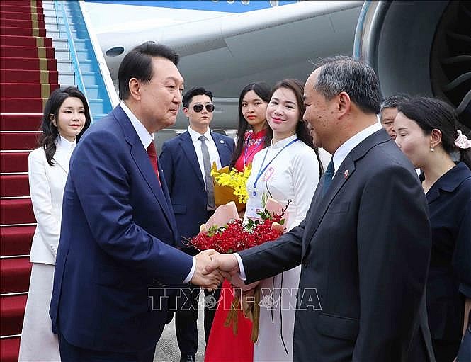 Chủ nhiệm Văn phòng Chủ tịch nước Lê Khánh Hải đón Tổng thống Hàn Quốc Yoon Suk Yeol và Phu nhân tại Sân bay quốc tế Nội Bài. Chủ nhiệm Văn phòng Chủ tịch nước Lê Khánh Hải đón Tổng thống Hàn Quốc Yoon Suk Yeol và Phu nhân tại Sân bay quốc tế Nội Bài.