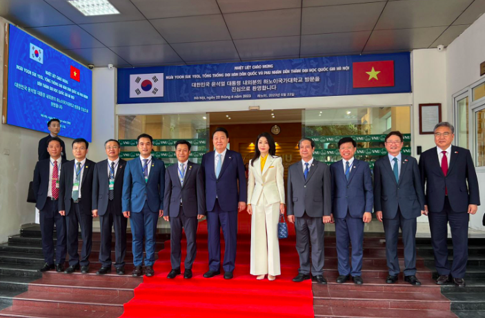 Tổng thống Hàn Quốc và Phu nhân thăm Đại học Quốc gia Hà Nội, giao lưu với sinh viên Tổng thống Hàn Quốc và Phu nhân thăm Đại học Quốc gia Hà Nội, giao lưu với sinh viên