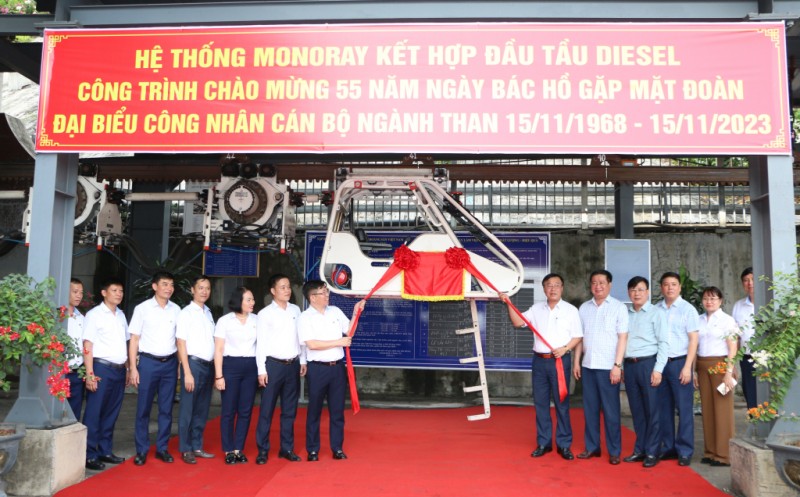 Các đại biểu gắn biển công trình: Hệ thống monoray kết hợp đầu tàu diesel. Các đại biểu gắn biển công trình: Hệ thống monoray kết hợp đầu tàu diesel.