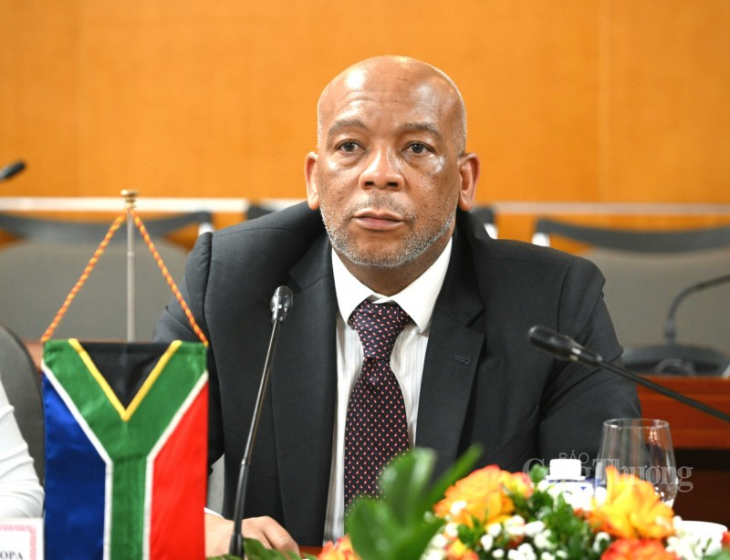 Bộ trưởng Bộ Điện lực Kgosientsho Ramokgopa tại buổi làm việc Bộ trưởng Bộ Điện lực Kgosientsho Ramokgopa tại buổi làm việc