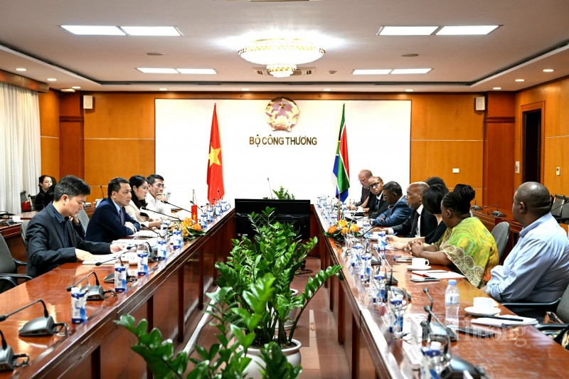 Thứ trưởng Đặng Hoàng An tiếp và làm việc với Bộ trưởng Bộ Điện lực Nam Phi Thứ trưởng Đặng Hoàng An tiếp và làm việc với Bộ trưởng Bộ Điện lực Nam Phi