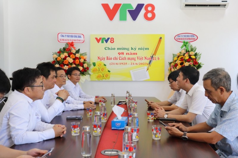 Công ty Thủy điện Sông Bung đến thăm nhà báo nhân dịp 21/6