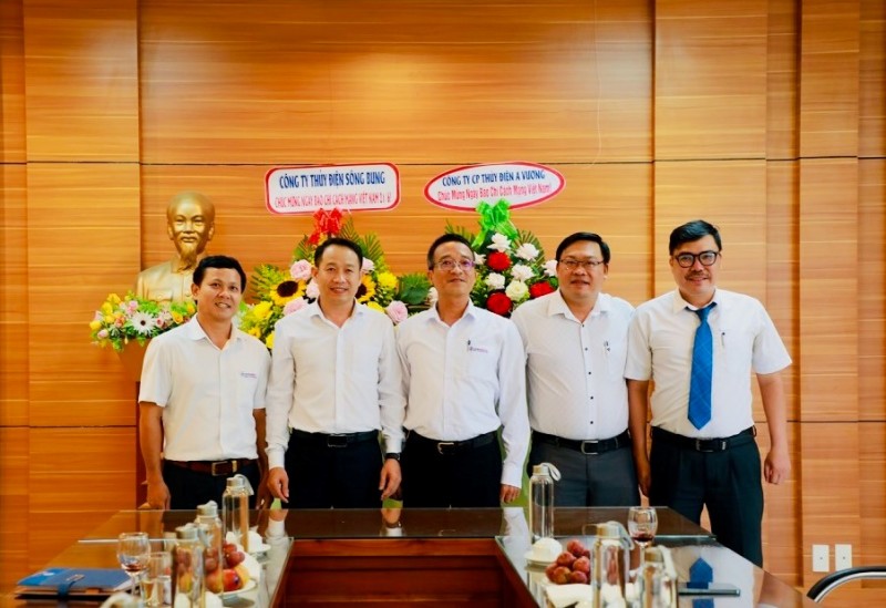 Công ty Thủy điện Sông Bung đến thăm nhà báo nhân dịp 21/6