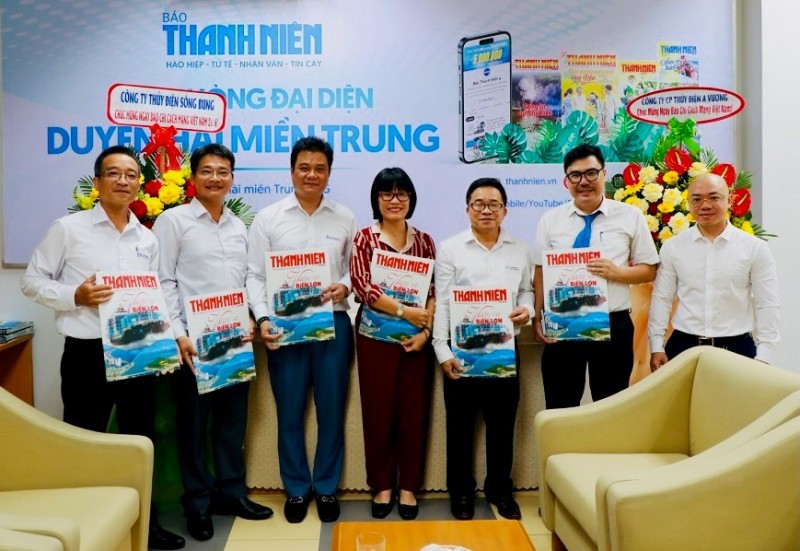 Công ty Thủy điện Sông Bung đến thăm nhà báo nhân dịp 21/6