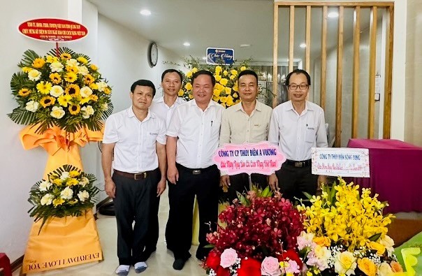Công ty Thủy điện Sông Bung đến thăm nhà báo nhân dịp 21/6