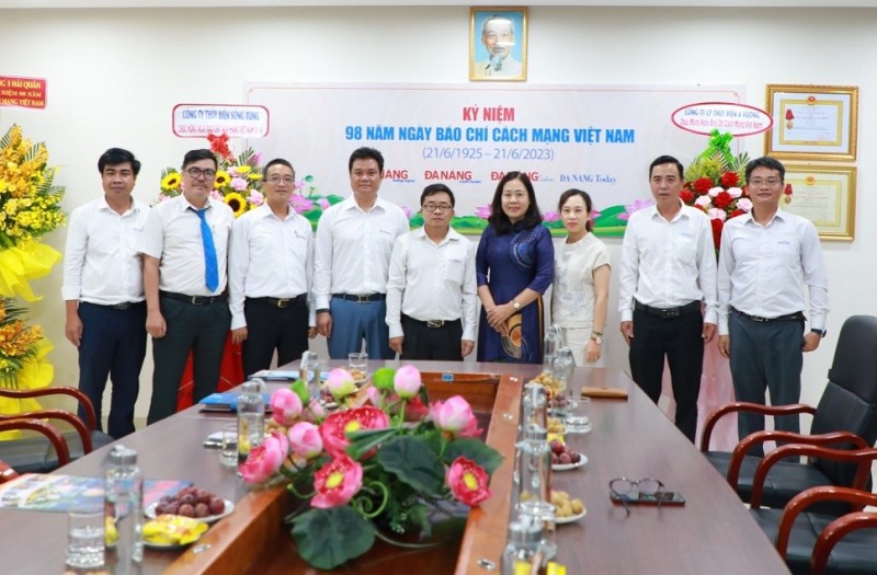 Công ty Thủy điện Sông Bung đến thăm nhà báo nhân dịp 21/6
