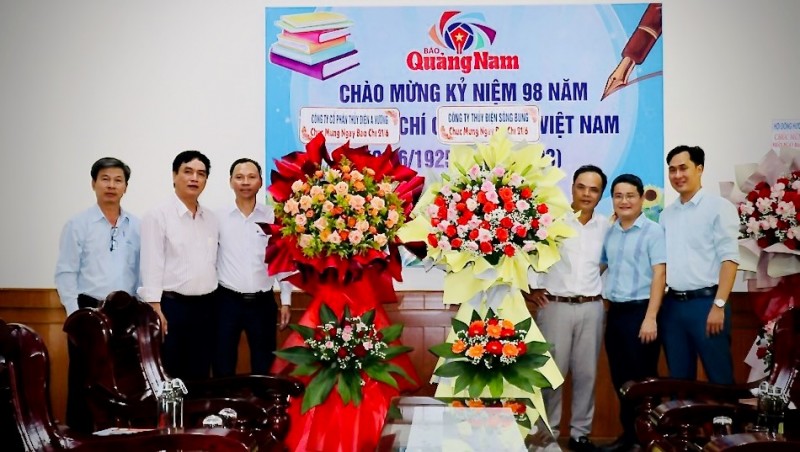 Công ty Thủy điện Sông Bung đến thăm nhà báo nhân dịp 21/6