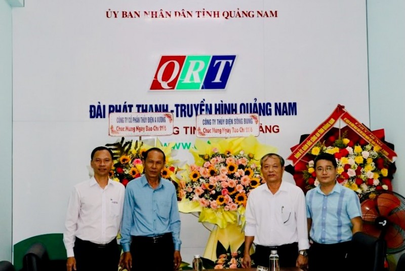 Công ty Thủy điện Sông Bung đến thăm nhà báo nhân dịp 21/6