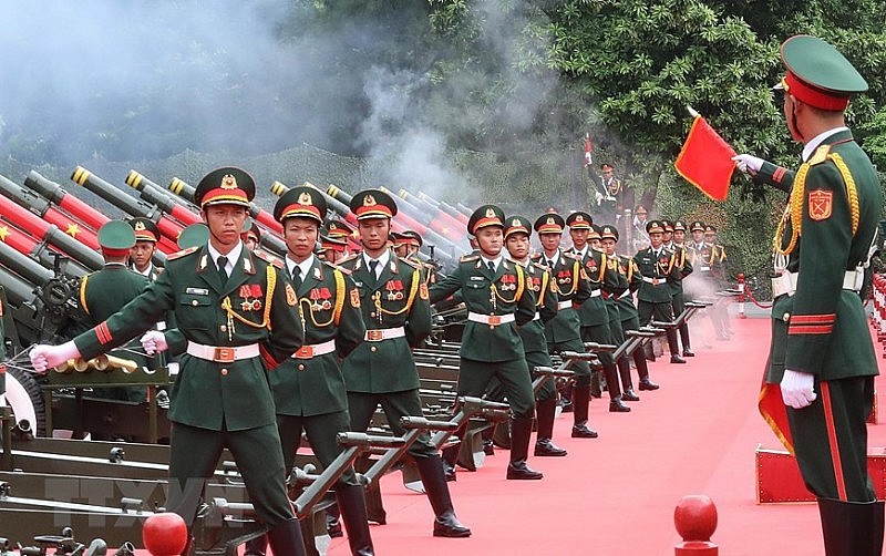 Lữ đoàn Pháo binh 45 (Binh chủng Pháo binh) bắn 21 phát đại bác chào mừng Tổng thống Hàn Quốc Yoon Suk Yeol và Phu nhân thăm cấp Nhà nước tới Việt Nam.