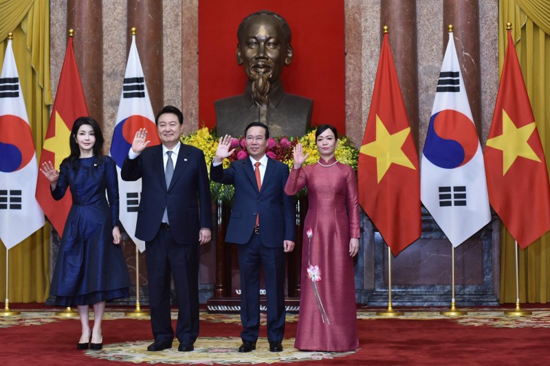Chủ tịch nước Võ Văn Thưởng cùng phu nhân chụp ảnh chung với Tổng thống Hàn Quốc Yoon Suk-yeol và phu nhân sáng 23/6 Chủ tịch nước Võ Văn Thưởng cùng phu nhân chụp ảnh chung với Tổng thống Hàn Quốc Yoon Suk-yeol và phu nhân sáng 23/6