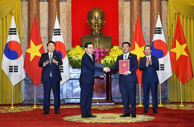 Bộ trưởng Bộ Công thươngtrao văn kiện ký kết trước sự chứng kiện của Chủ tịch nước Võ Văn Thưởng và Tổng thống Hàn Quốc. Bộ trưởng Bộ Công thươngtrao văn kiện ký kết trước sự chứng kiện của Chủ tịch nước Võ Văn Thưởng và Tổng thống Hàn Quốc.