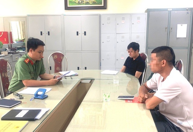 Công an làm việc với 2 nam thanh niên thông tin sai sự thật lên mạng xã hội. Ảnh: Cơ quan Công an Công an làm việc với 2 nam thanh niên thông tin sai sự thật lên mạng xã hội. Ảnh: Cơ quan Công an