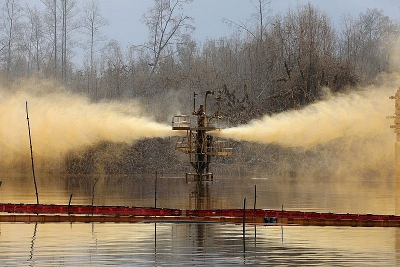 Sự cố tràn dầu từ giếng được minh họa tại Santa Barbara, Bayelsa, Nigeria (ảnh: Reuters) Sự cố tràn dầu từ giếng được minh họa tại Santa Barbara, Bayelsa, Nigeria (ảnh: Reuters)