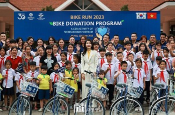 Đệ nhất phu nhân Hàn Quốc cùng ngân hàng Shinhan tặng học bổng và xe đạp cho làng trẻ SOS Việt Nam