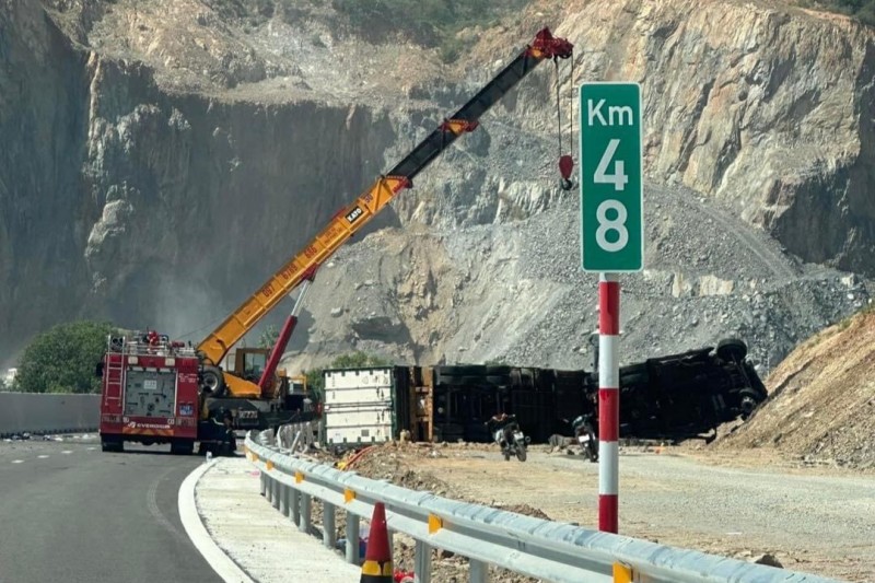 Tai nạn trên cao tốc Nha Trang - Cam Lâm, 5 người thương vong