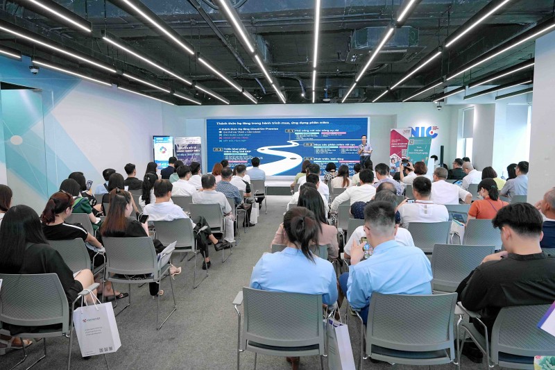 Các diễn giả là chuyên gia chuyển đổi số ở các doanh nghiệp cũng đã làm rõ những cơ hội và thách thức của các doanh nghiệp SMEs trong hành trình chuyển đổi số Các diễn giả là chuyên gia chuyển đổi số ở các doanh nghiệp cũng đã làm rõ những cơ hội và thách thức của các doanh nghiệp SMEs trong hành trình chuyển đổi số