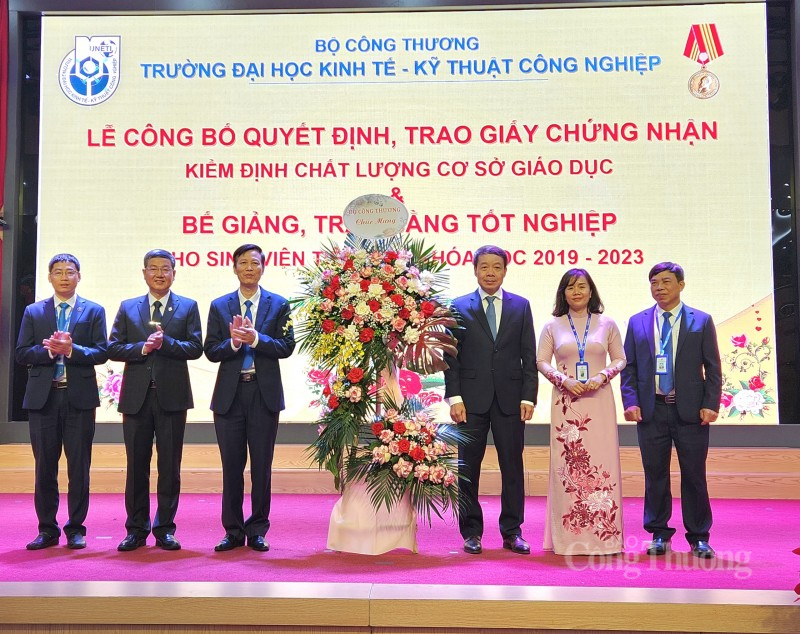 Đón chứng nhận kiểm định chất lượng cơ sở giáo dục lần 2 và trao bằng tốt nghiệp cho sinh viên Đón chứng nhận kiểm định chất lượng cơ sở giáo dục lần 2 và trao bằng tốt nghiệp cho sinh viên