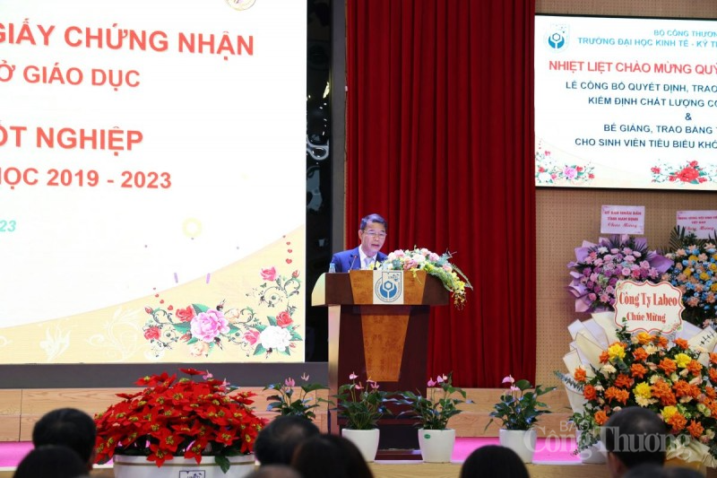 Đón chứng nhận kiểm định chất lượng cơ sở giáo dục lần 2 và trao bằng tốt nghiệp cho sinh viên Đón chứng nhận kiểm định chất lượng cơ sở giáo dục lần 2 và trao bằng tốt nghiệp cho sinh viên