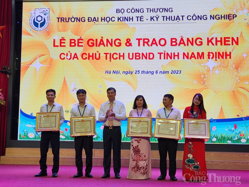 Đón chứng nhận kiểm định chất lượng cơ sở giáo dục lần 2 và trao bằng tốt nghiệp cho sinh viên Đón chứng nhận kiểm định chất lượng cơ sở giáo dục lần 2 và trao bằng tốt nghiệp cho sinh viên