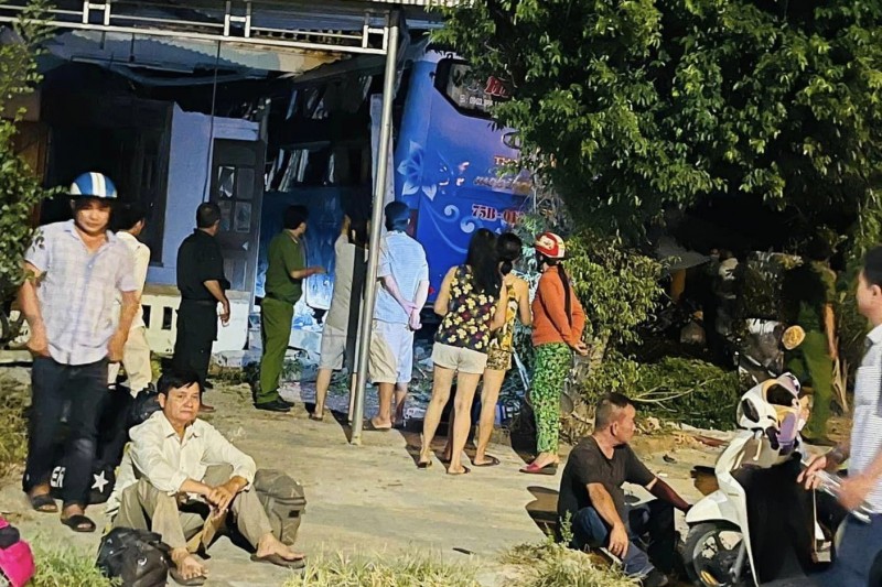 xe khách lao vào nhà dân tỉnh Phú Yên