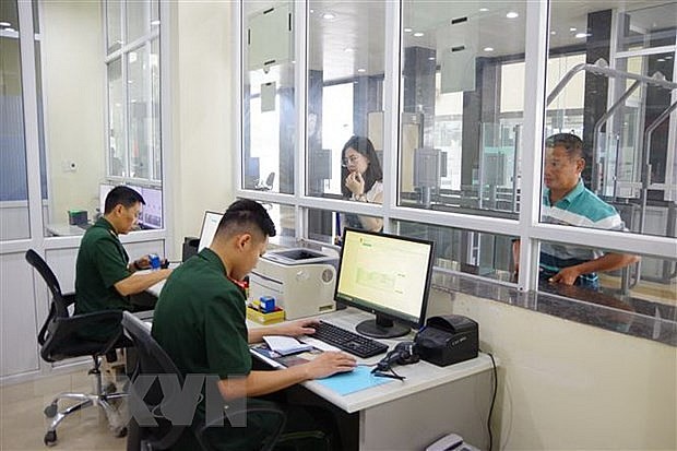 Lực lượng chức năng Việt Nam làm thủ tục xuất, nhập cảnh cho công dân tại Cửa khẩu Quốc tế Tà Lùng. Lực lượng chức năng Việt Nam làm thủ tục xuất, nhập cảnh cho công dân tại Cửa khẩu Quốc tế Tà Lùng.