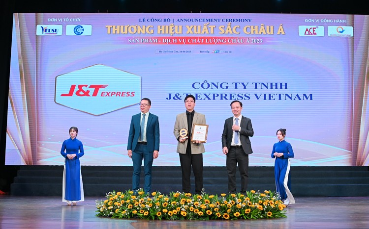 Ông Phan Bình – Đại diện J&T Express nhận giải thưởng thương hiệu xuất sắc Châu Á 2023 Ông Phan Bình – Đại diện J&T Express nhận giải thưởng thương hiệu xuất sắc Châu Á 2023