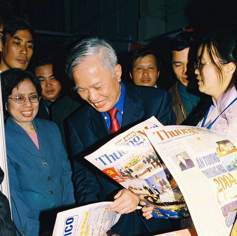 Bộ trưởng Vũ Khoan trong một cuộc trả lời phỏng vấn Báo Thương mại Bộ trưởng Vũ Khoan trong một cuộc trả lời phỏng vấn Báo Thương mại