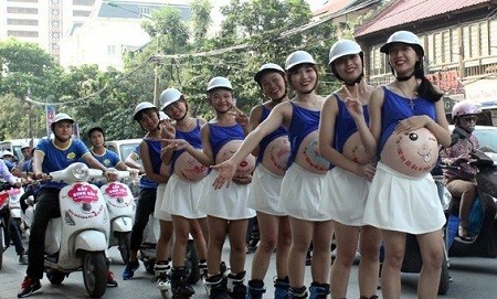 Phản cảm những hình ảnh quảng cáo nơi công cộng Phản cảm những hình ảnh quảng cáo nơi công cộng