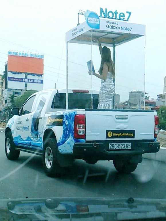 Phản cảm những hình ảnh quảng cáo nơi công cộng Phản cảm những hình ảnh quảng cáo nơi công cộng