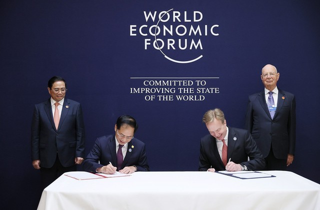 Bộ trưởng Bộ Ngoại giao Bùi Thanh Sơn và Giám đốc điều hành WEF Borge Brende ký kết Biên bản ghi nhớ hợp tác Việt Nam – WEF giai đoạn 2023-2026 dưới sự chứng kiến của Thủ tướng Chính phủ Phạm Minh Chính và Giáo sư Klaus Schwab - Ảnh: VGP/Nhật Bắc Bộ trưởng Bộ Ngoại giao Bùi Thanh Sơn và Giám đốc điều hành WEF Borge Brende ký kết Biên bản ghi nhớ hợp tác Việt Nam – WEF giai đoạn 2023-2026 dưới sự chứng kiến của Thủ tướng Chính phủ Phạm Minh Chính và Giáo sư Klaus Schwab - Ảnh: VGP/Nhật Bắc
