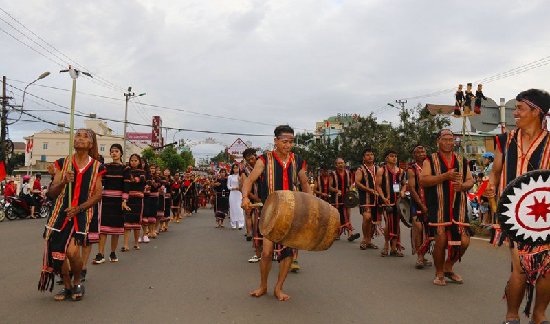 Đồng bào mặc trang phục thổ cẩm truyền thống trong các ngày lễ hội Đồng bào mặc trang phục thổ cẩm truyền thống trong các ngày lễ hội