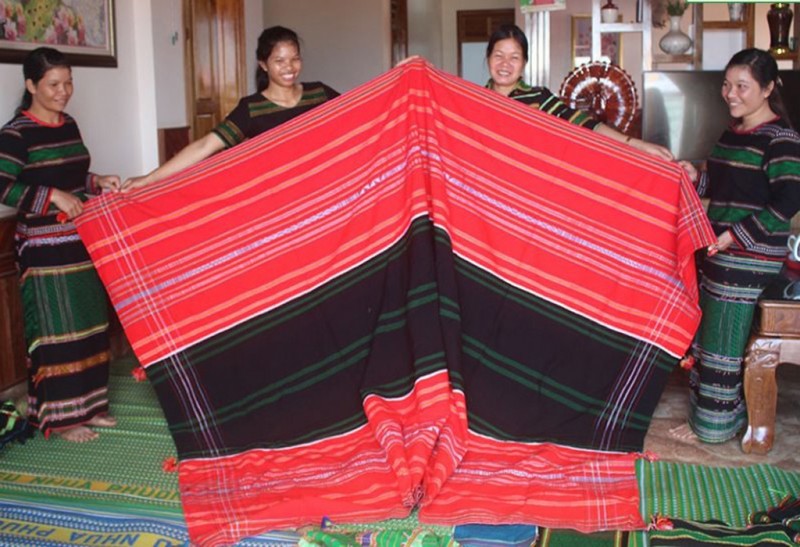 Nghệ thuật thêu, trang trí hoa văn mang đậm bản sắc của đồng bào dân tộc M’nông Nghệ thuật thêu, trang trí hoa văn mang đậm bản sắc của đồng bào dân tộc M’nông