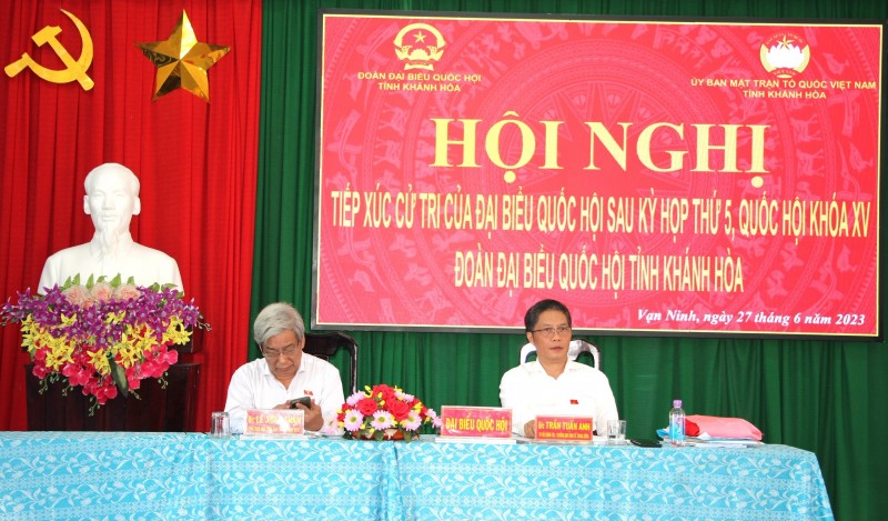 Trưởng Ban Kinh tế Trung ương Trần Tuấn Anh (bên phải) tại buổi tiếp xúc cử tri. Trưởng Ban Kinh tế Trung ương Trần Tuấn Anh (bên phải) tại buổi tiếp xúc cử tri.