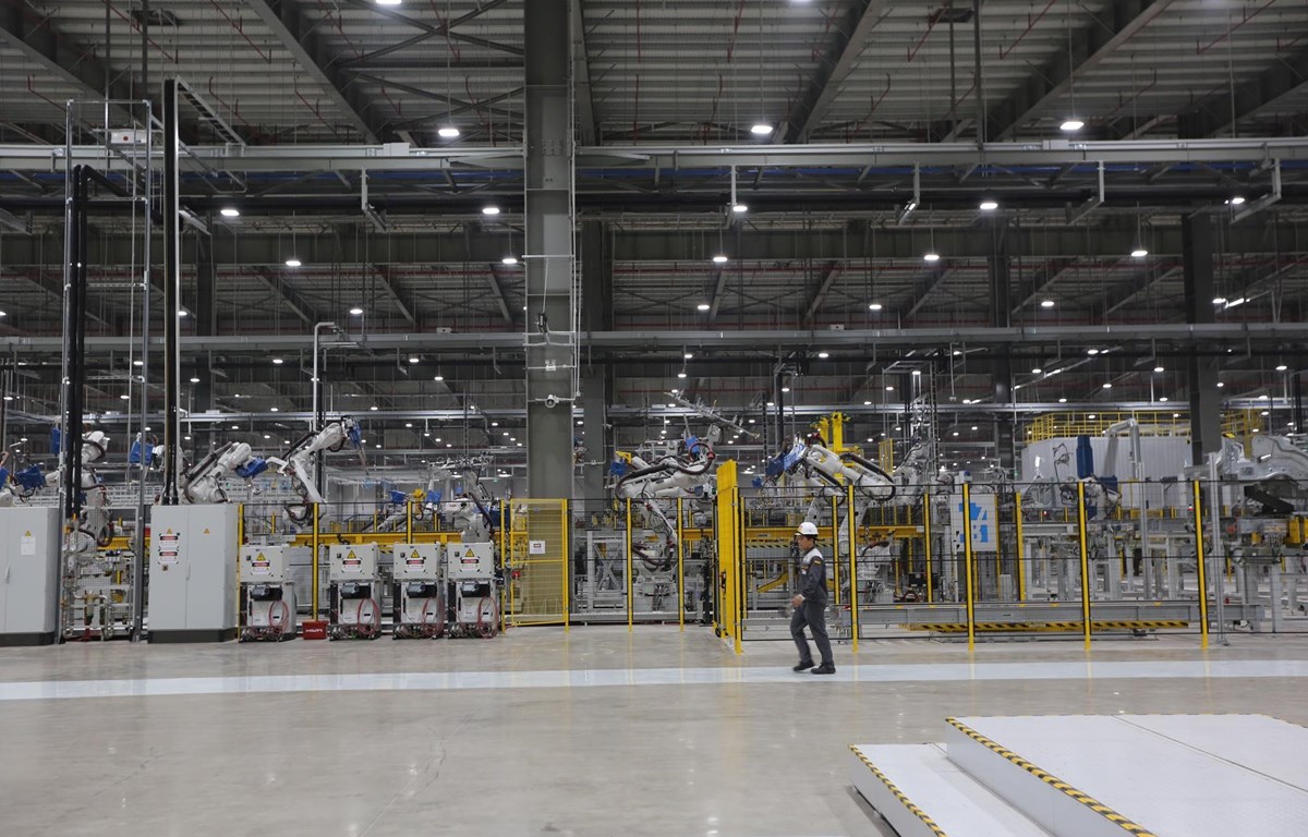 Việc tiếp tục giảm 50% mức thu lệ phí trước bạ đối với ôtô sản xuất, lắp ráp trong nước được kỳ vọng sẽ có tác động tích cực đối với người tiêu dùng, nhà sản xuất, lắp ráp và kinh tế-xã hội. (Ảnh: Minh Sơn/Vietnam+)