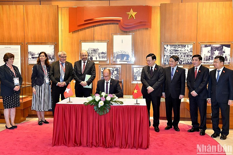 Chủ tịch Hội đồng Quốc gia Thụy Sĩ Martin Candinas ghi sổ vàng lưu niệm tại Phòng truyền thống Quốc hội Việt Nam. Chủ tịch Hội đồng Quốc gia Thụy Sĩ Martin Candinas ghi sổ vàng lưu niệm tại Phòng truyền thống Quốc hội Việt Nam.