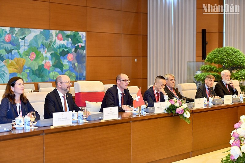 Chủ tịch Martin Candinas và các đại biểu Hội đồng Quốc gia Thụy Sĩ dự buổi hội đàm. Chủ tịch Martin Candinas và các đại biểu Hội đồng Quốc gia Thụy Sĩ dự buổi hội đàm.