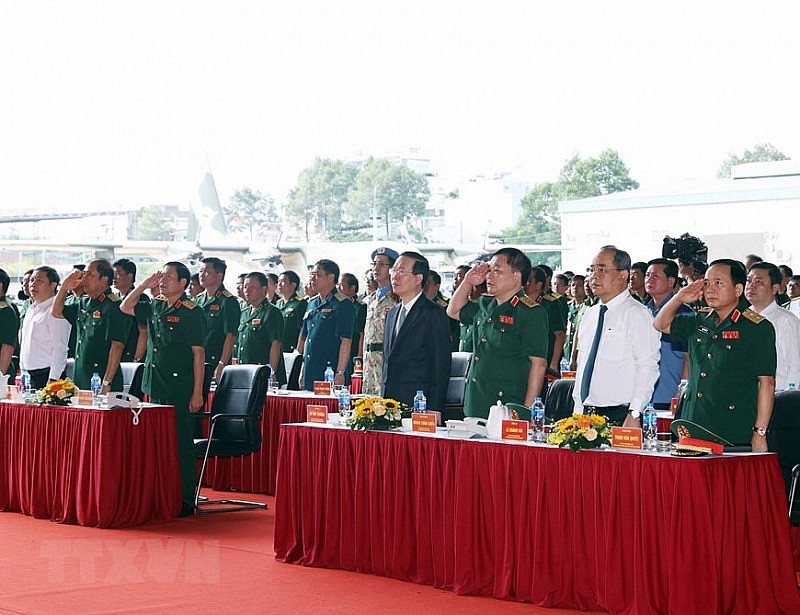 Chủ tịch nước Võ Văn Thưởng và các đại biểu thực hiện nghi lễ chào cờ. Chủ tịch nước Võ Văn Thưởng và các đại biểu thực hiện nghi lễ chào cờ.