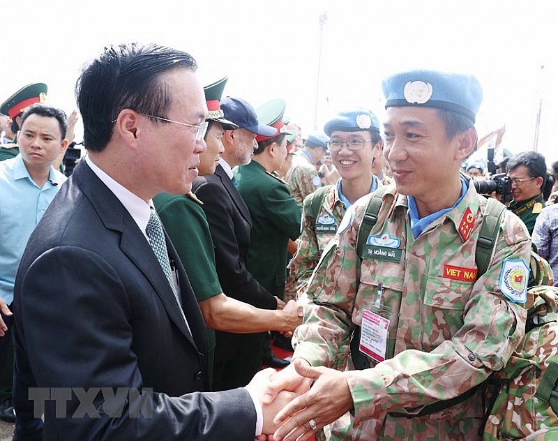 Chủ tịch nước Võ Văn Thưởng dặn dò các sỹ quan lên đường làm nhiệm vụ. Chủ tịch nước Võ Văn Thưởng dặn dò các sỹ quan lên đường làm nhiệm vụ.