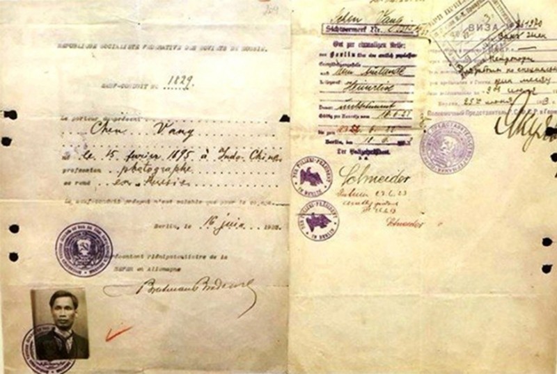 Giấy thông hành số 1829, do Đại diện toàn quyền nước Cộng hòa xã hội chủ nghĩa Xô viết Liên bang Nga tại Đức cấp cho Nguyễn Ái Quốc, bí danh “Chen Vang” Giấy thông hành số 1829, do Đại diện toàn quyền nước Cộng hòa xã hội chủ nghĩa Xô viết Liên bang Nga tại Đức cấp cho Nguyễn Ái Quốc, bí danh “Chen Vang”