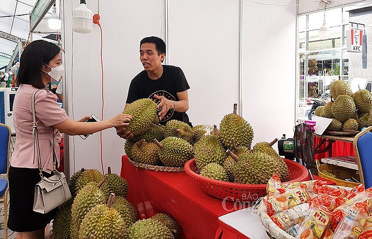 Người tiêu dùng mua sầu riêng tại Tuần hàng Người tiêu dùng mua sầu riêng tại Tuần hàng