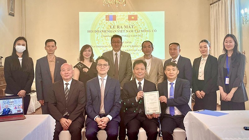 Các đại biểu tham dự lễ ra mắt Hội Doanh nhân Việt Nam tại Mông Cổ. (Ảnh: Đại sứ quán Việt Nam tại Mông Cổ) Các đại biểu tham dự lễ ra mắt Hội Doanh nhân Việt Nam tại Mông Cổ. (Ảnh: Đại sứ quán Việt Nam tại Mông Cổ)