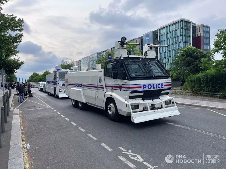 Pháp triển khai hàng chục nghìn cảnh sát ngăn biểu tình và bạo loạn, bắt giữ hàng nghìn người Pháp triển khai hàng chục nghìn cảnh sát ngăn biểu tình và bạo loạn, bắt giữ hàng nghìn người